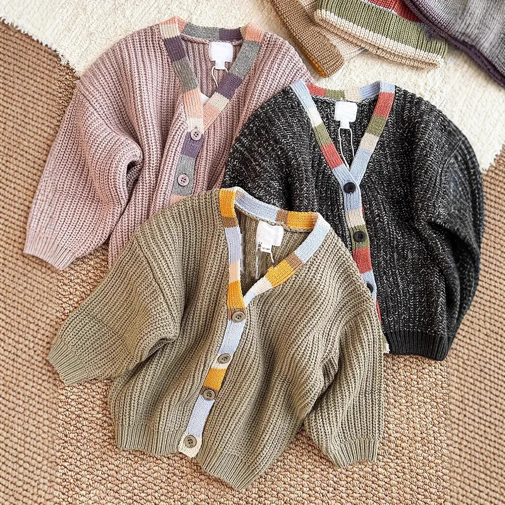 Nowa kolekcja dziecięca jesień/zima 2025: swetry rozpinane, bluzki z dekoltem w serek dla chłopców i dziewcząt, modne i uniwersalne kurtki dla niemowląt.