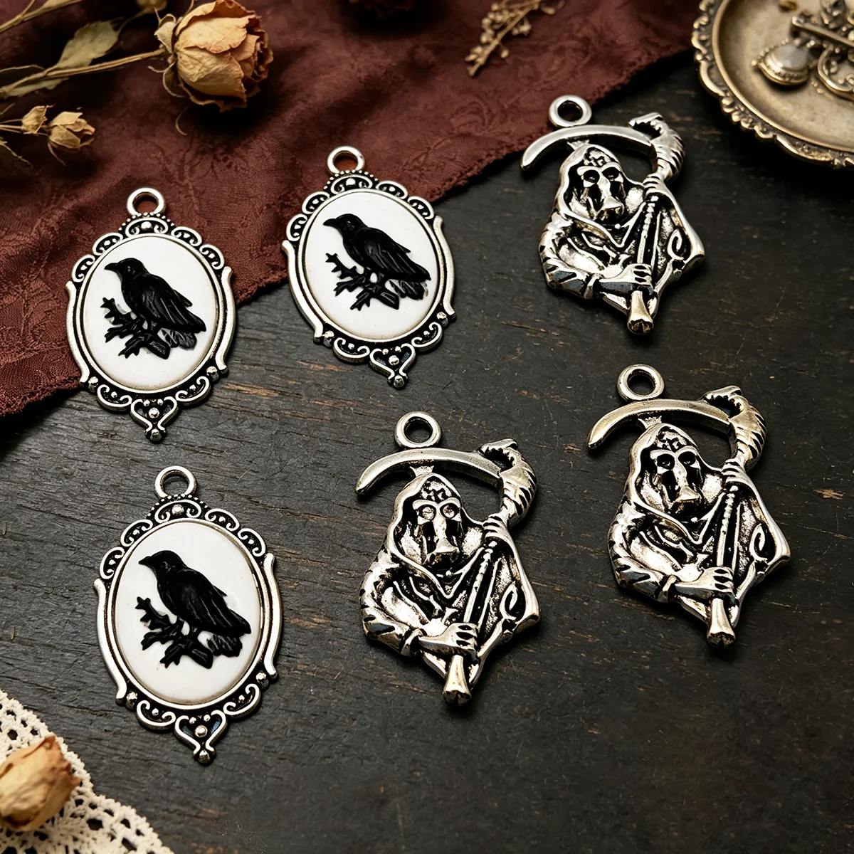 6-Piece Set of Sweet and Cool Retro Handmade Accessories, Small Crow Portrait Pendants, Suitable for DIY Bracelets, Necklaces, Earrings, and Pendants, Niche Dark Style Jewelry DIY Basic Handmade Materials