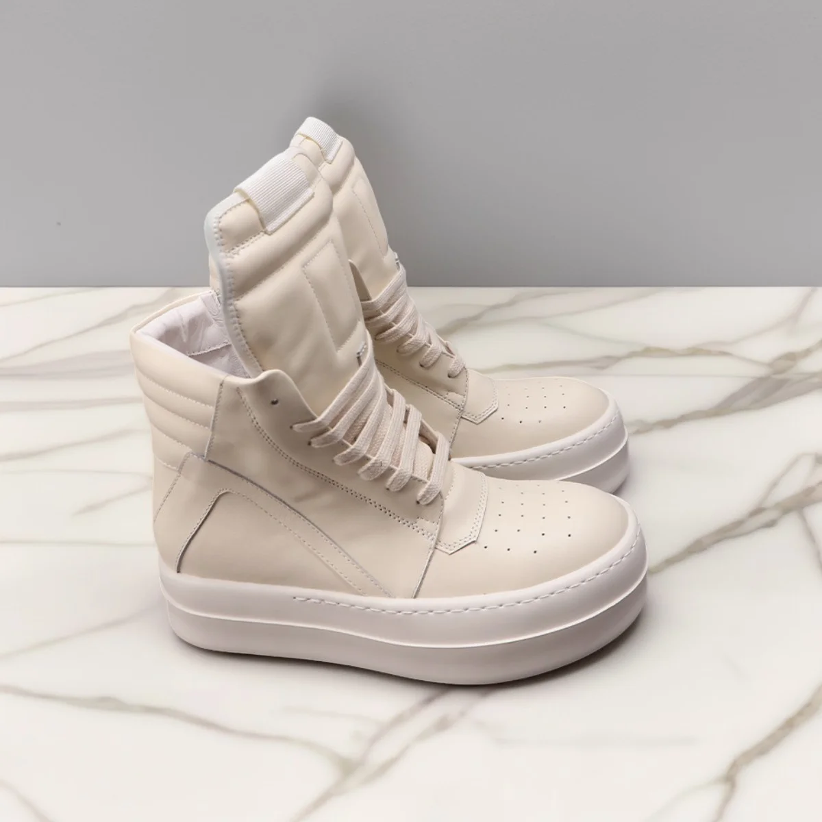 أحذية جلدية كاجوال للرجال أحذية نسائية عالية الجودة برباط علوي أحذية رياضية فاخرة باللون الأسود والأبيض للخريف