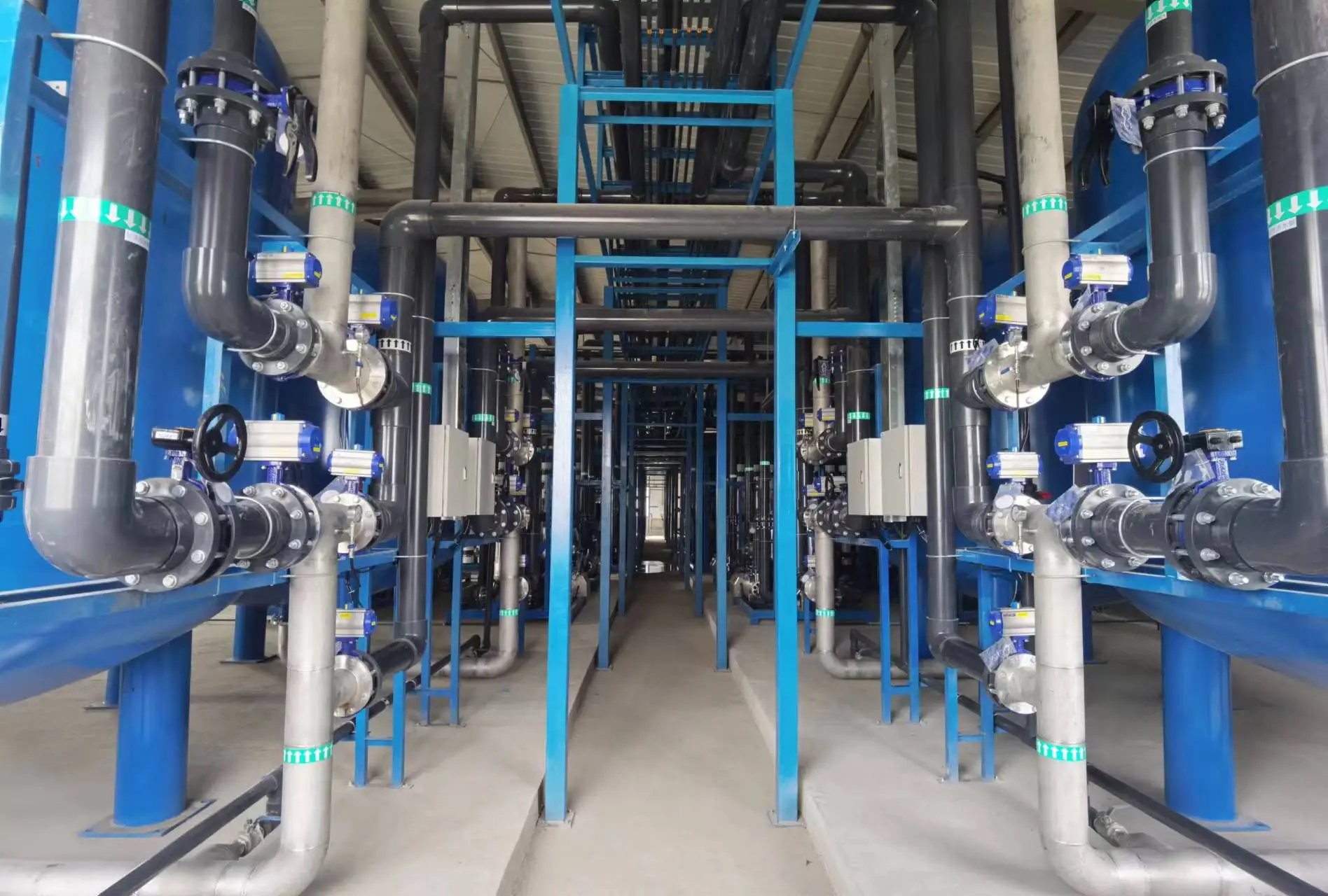 Attrezzatura industriale per il trattamento dell'acqua pura con funzionalità regolabili