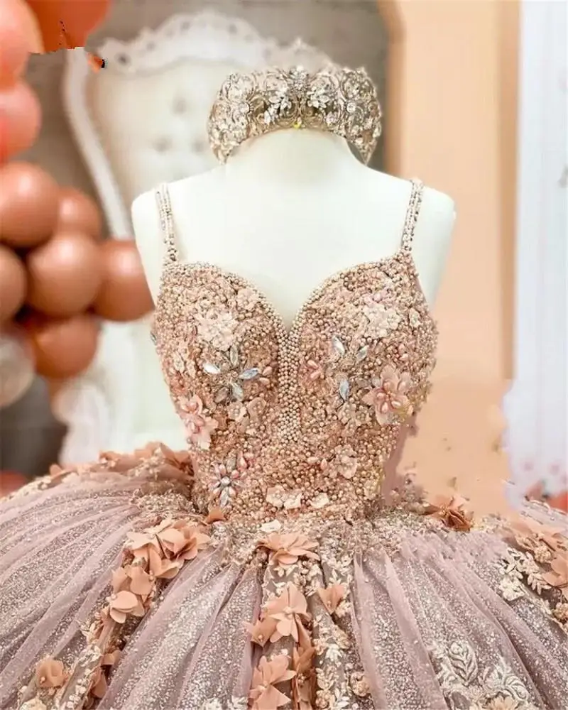 فستان Charro vestidos de 15 años Quinceanera مع زهور من الدانتيل الذهبي الوردي مزين بالدانتيل الأميرة الحلو 16 للحفلات الراقصة