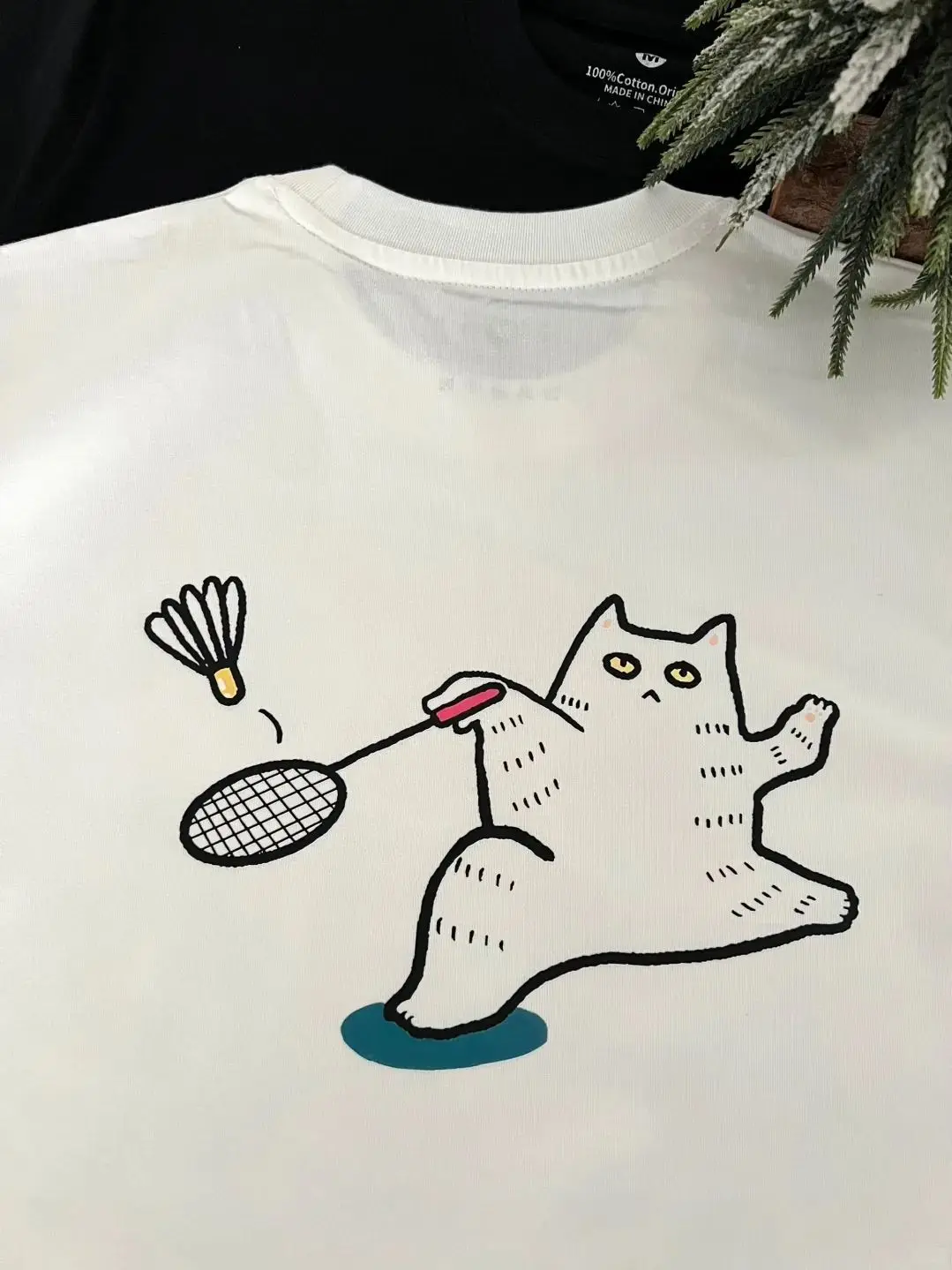 Pequeño gatito jugando bádminton, estampado de gota de algodón de doble cara, deportes bonitos para hombres y mujeres de todas las parejas