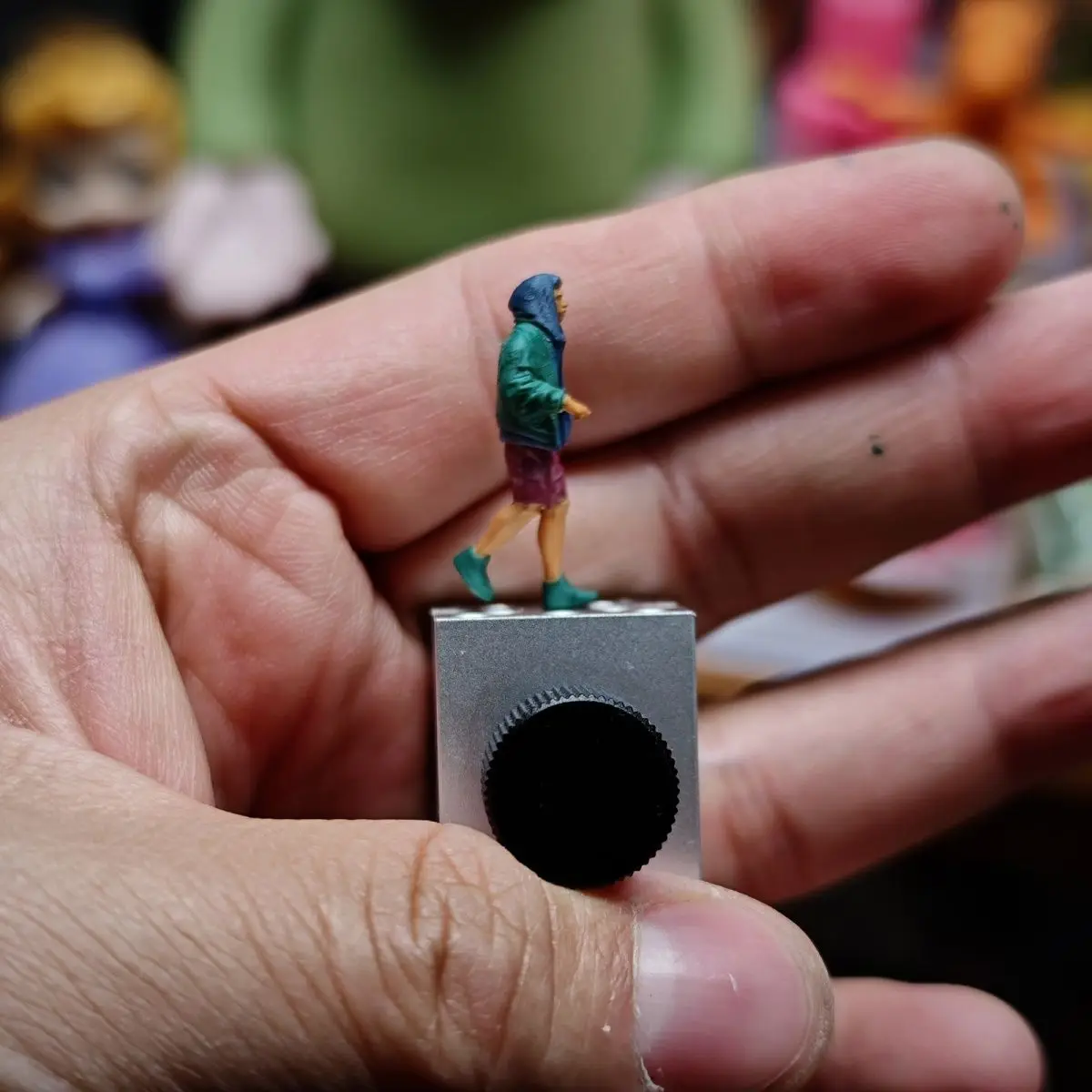 Figurine statique en résine peinte à la main, modèle à capuche pour homme, Diorama de voiture, DIY, 1/64