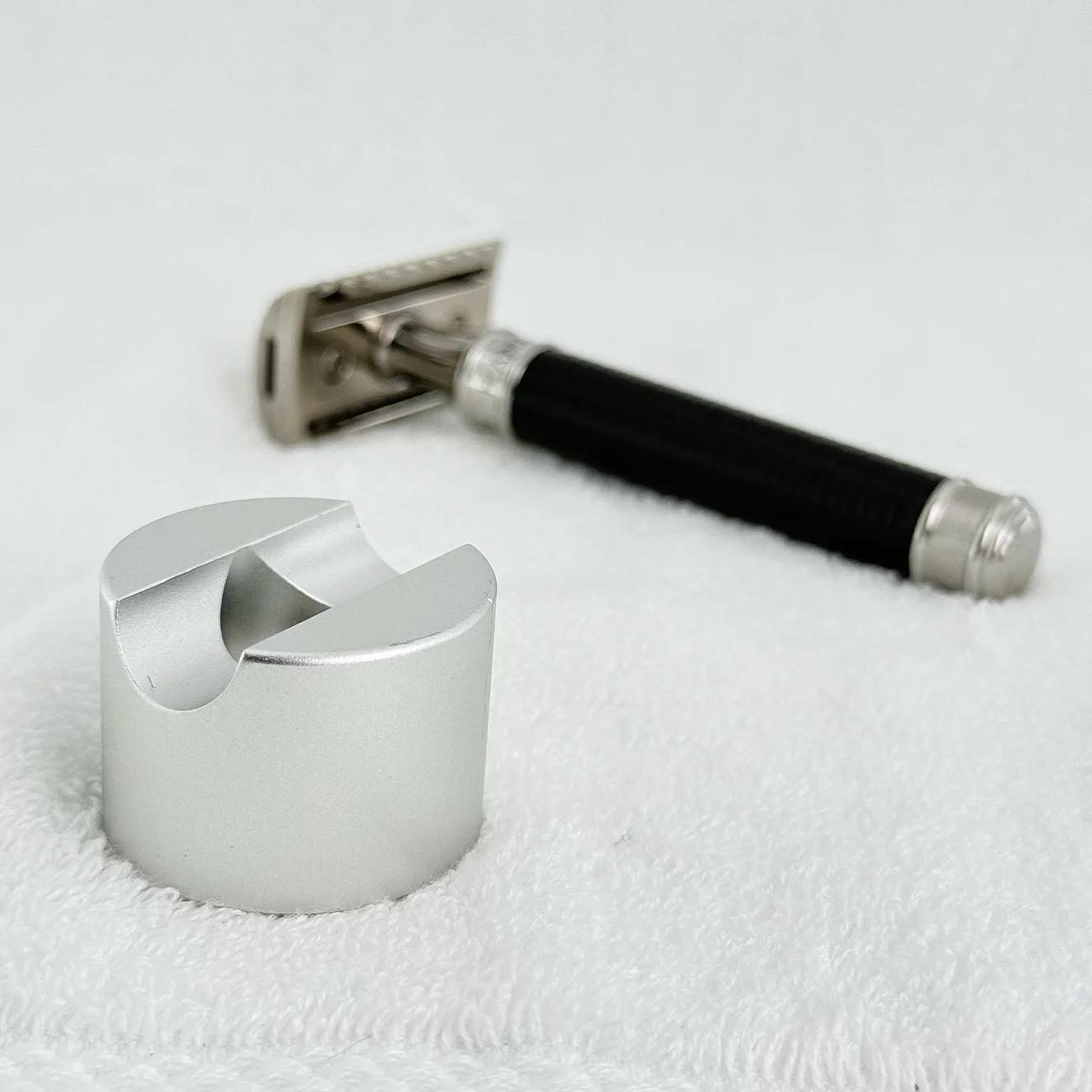 

KANPFE Safety Razor Stand Base Aluminum Alloy Men's Classical Manual Shaving Razor Holder for Bathroom Countertops