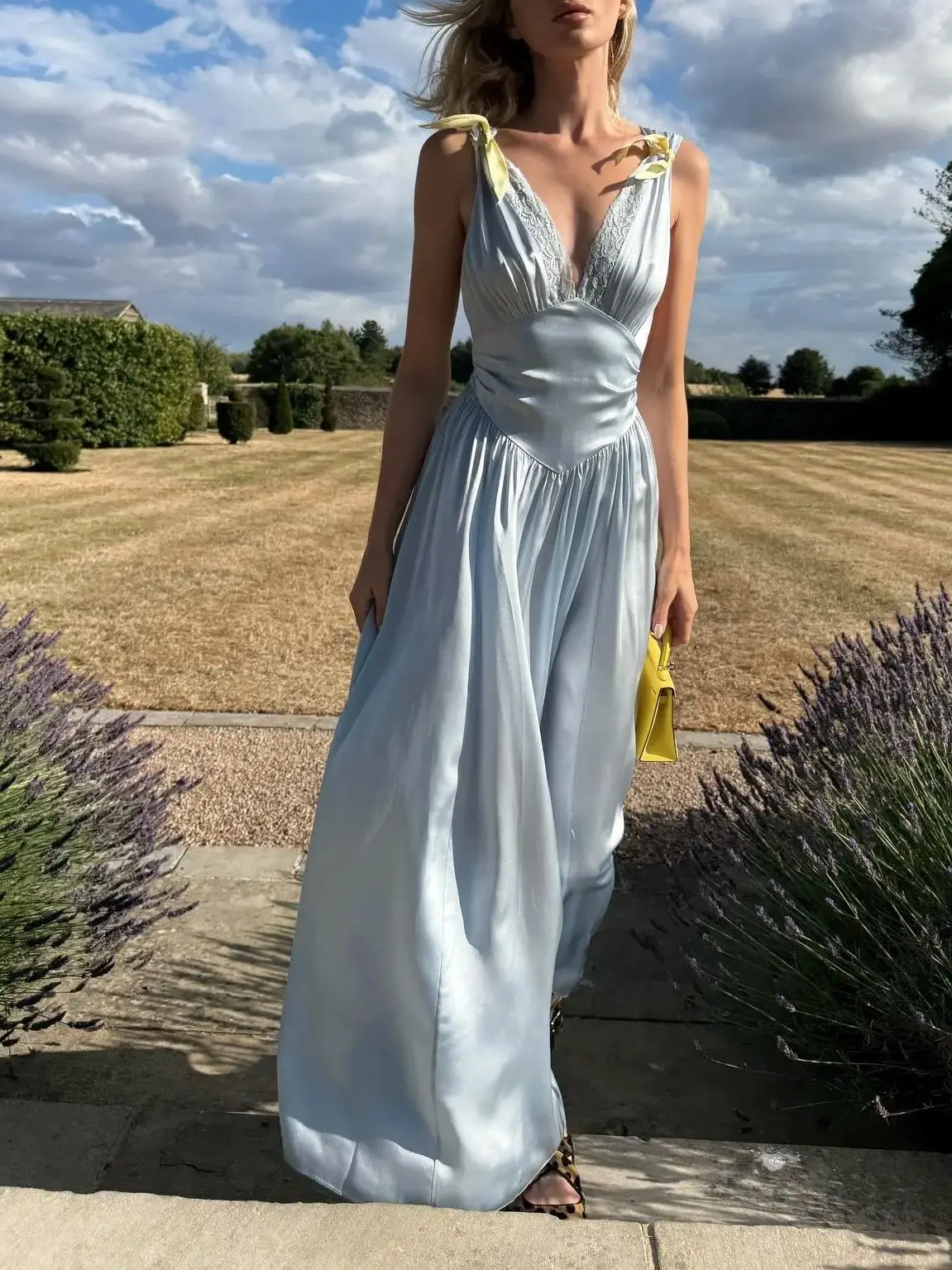 Dames satijnen gewaad borduurwerk trim V-hals mouwloze elegante slanke maxi-jurk