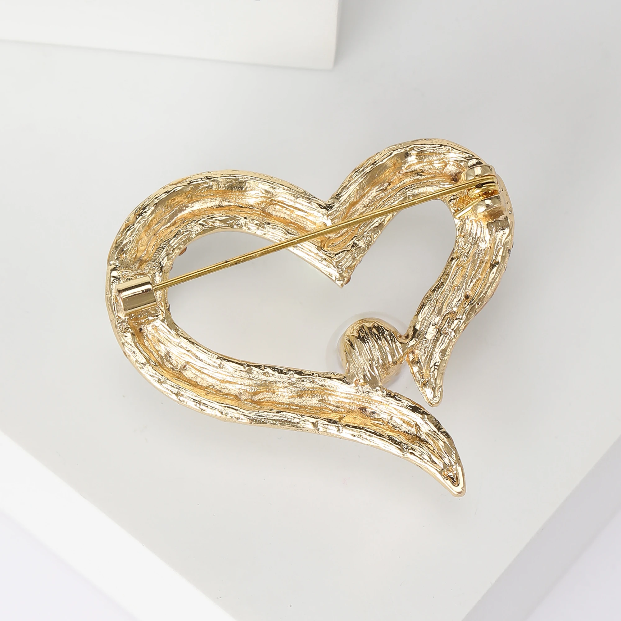 Valentine\'s Day Romantic Rhinestone Heart Brooch for Women Unisex Pearl Love Pins Banquet Party Backpack Gifts Jewelry Accessory
