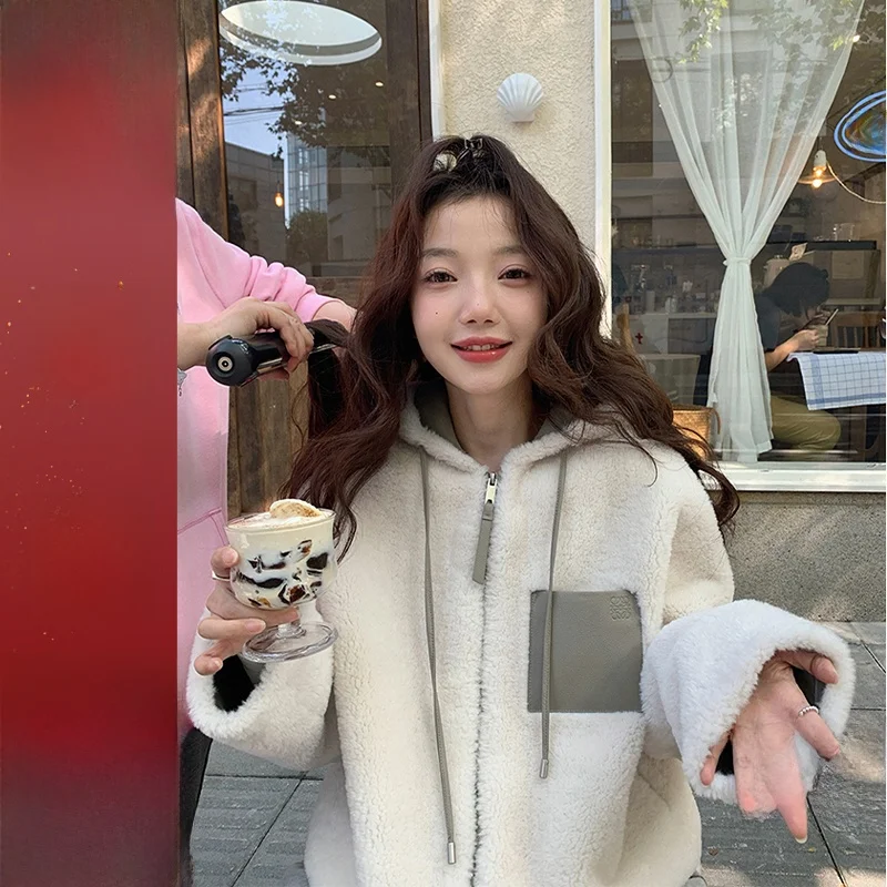 

Тепло и стиль: Винтажное женское замшевое пальто с капюшоном и экологичным мехом, свободный крой для зимы от Ibell Zhang