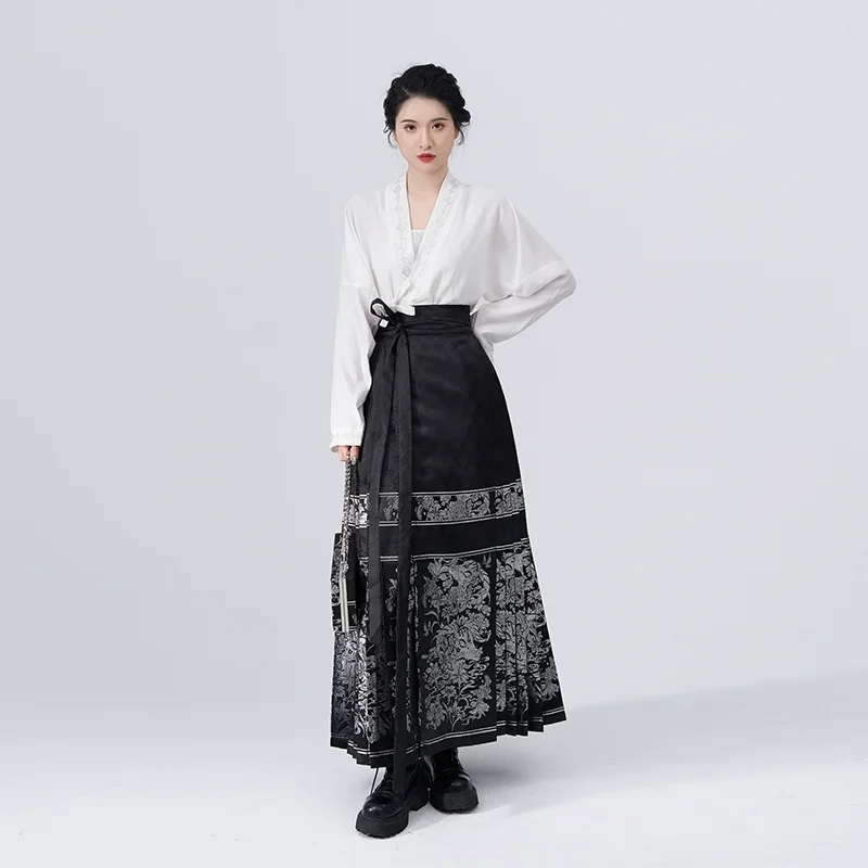 

ZhiZaoSi JiYangZhiZhi Original Ming Dynasty Hanfu Dress Suit White Embroidered Aircraft Sleeve Top Black Horse Face Skirt Women