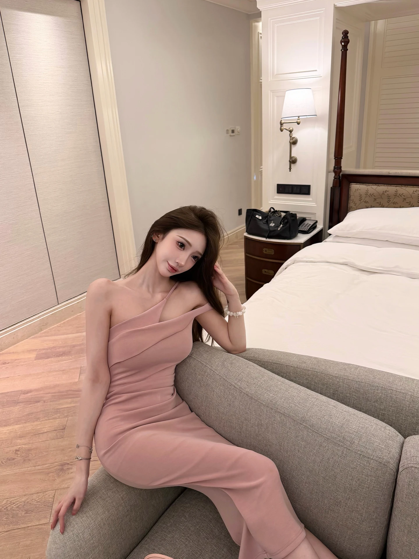 

Платье женское Chill Qiaoer Moonlight White Tea Pure Desire без бретелек с асимметричным плечом, стильное повседневное