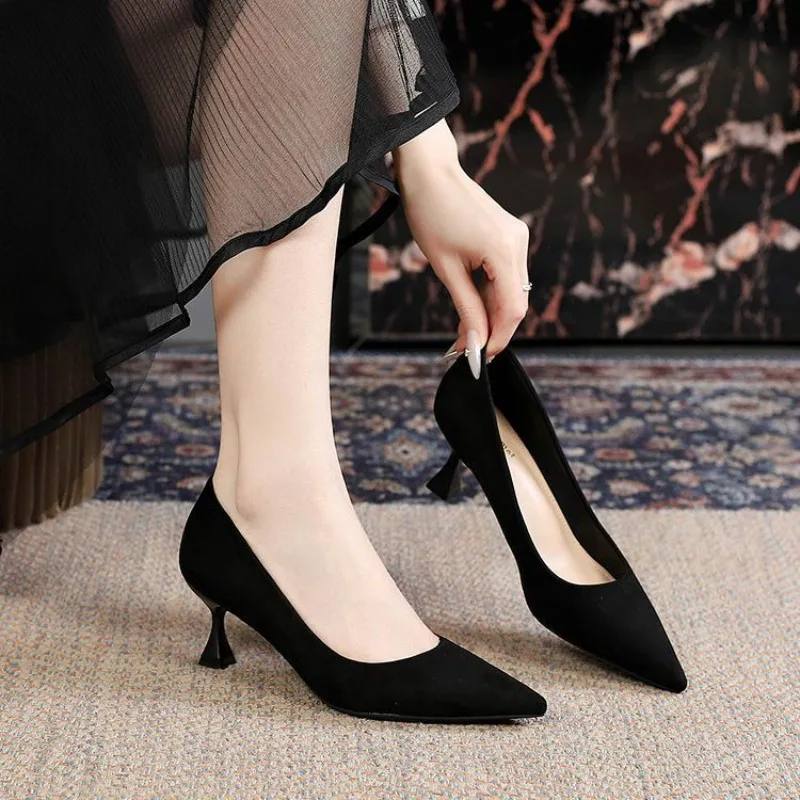 キャリアワークシューズ 2025 春と秋の新作フレンチハイヒール気質すべて一致ミディアムヒール尖った頭の女性の靴