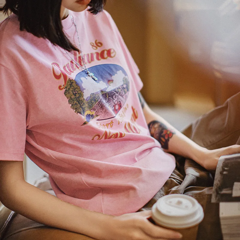 マデン レディース ピンク ヴィンテージ グラフィックTシャツ ルーズフィット 半袖Tシャツ ロード＆バッジプリント カジュアル クルーネックTシャツ 夏用トップス