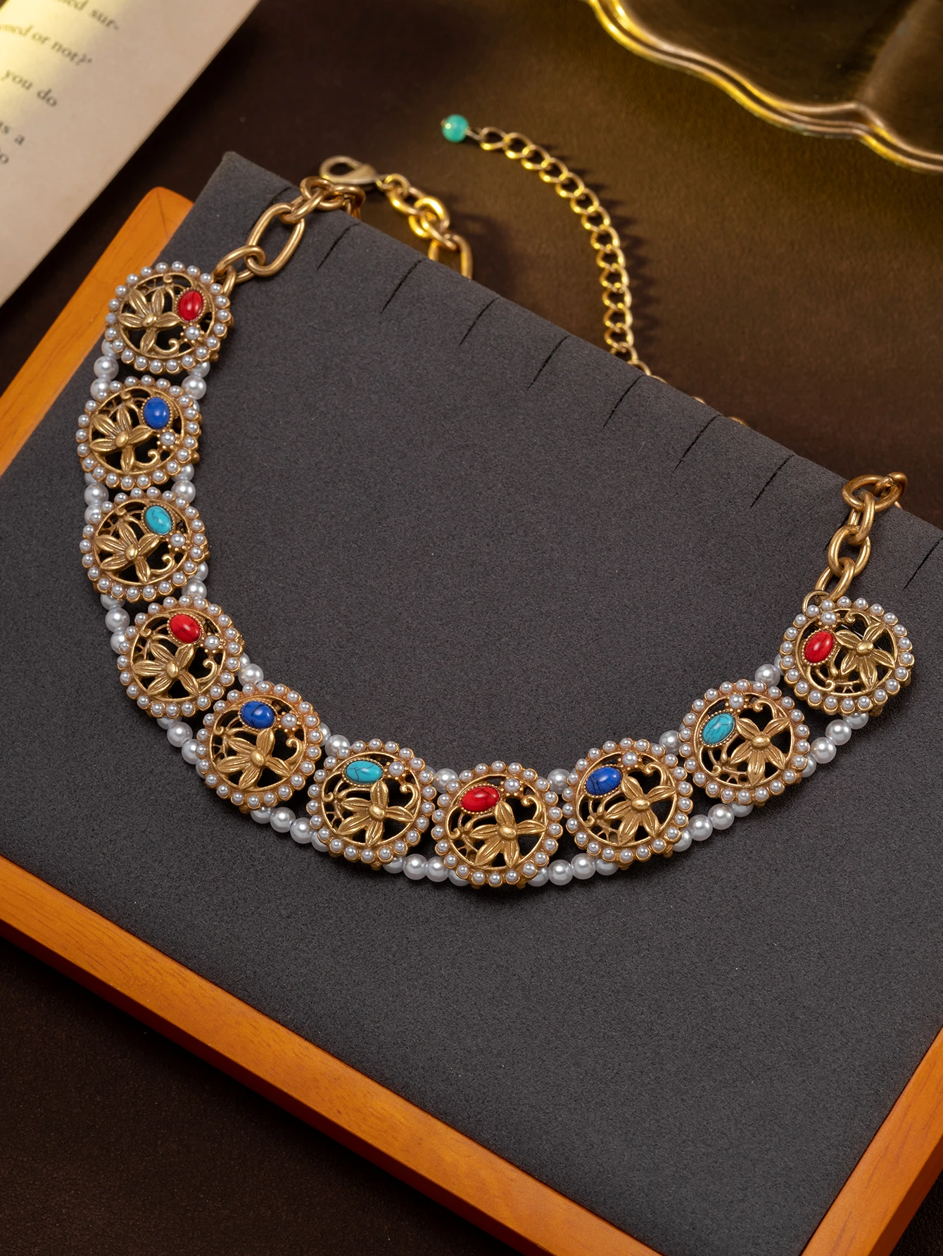 A Vintage Hollow-Out Floral Pattern Necklace with Colorful Gemstones and Faux Pearls, Palace-Style, Elaborate Craftsmanship, Suitable for Daily Wear and Parties, Women's Accessory, Gift