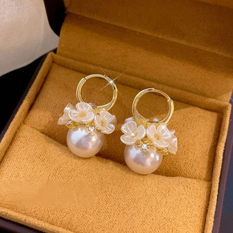 DCKAZZ New Flower Pearl Earrings Women Niche Design Retro Luxury Gentle Unique Inlaid Zircon Exquisite Jewelry Wedding Accessory