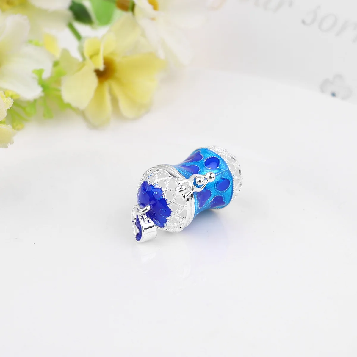 

Copper Hollow Out Solid Holder Case Alloy Aromatherapy Pendant Perfume Container for DIY Necklace Holder