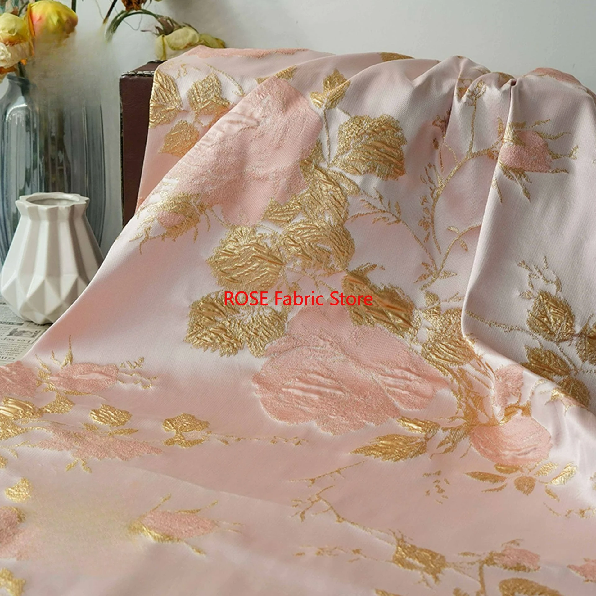 Tessuto jacquard floreale in seta dorata con rilievo 3D da 1 metro Tessuto da cucito decorativo per giacca elegante da donna