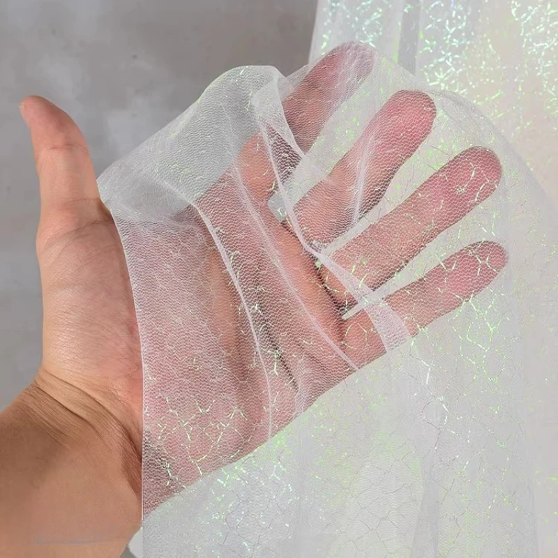 Witte iriserende uitgeholde gradiënt laser mesh stof bruiloft achtergrond rok DIY decoratieve kleding lichtgewicht stof