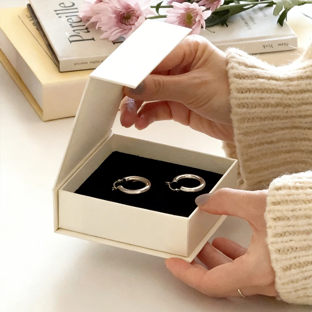 

20Pcs 10x10x3.5cm Jewelry Magnet Box Small Gift Packaging Ring Earrings Keychain Necklace Pendant Display Can Personalized Logo