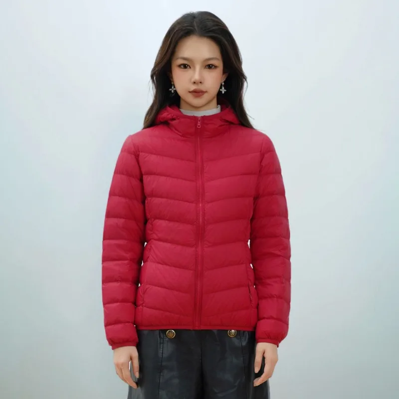 Piumino da donna ultraleggero di nuova moda in morbido tessuto opaco Giacca invernale in piume Cappotto caldo Parka con cappuccio Abbigliamento femminile