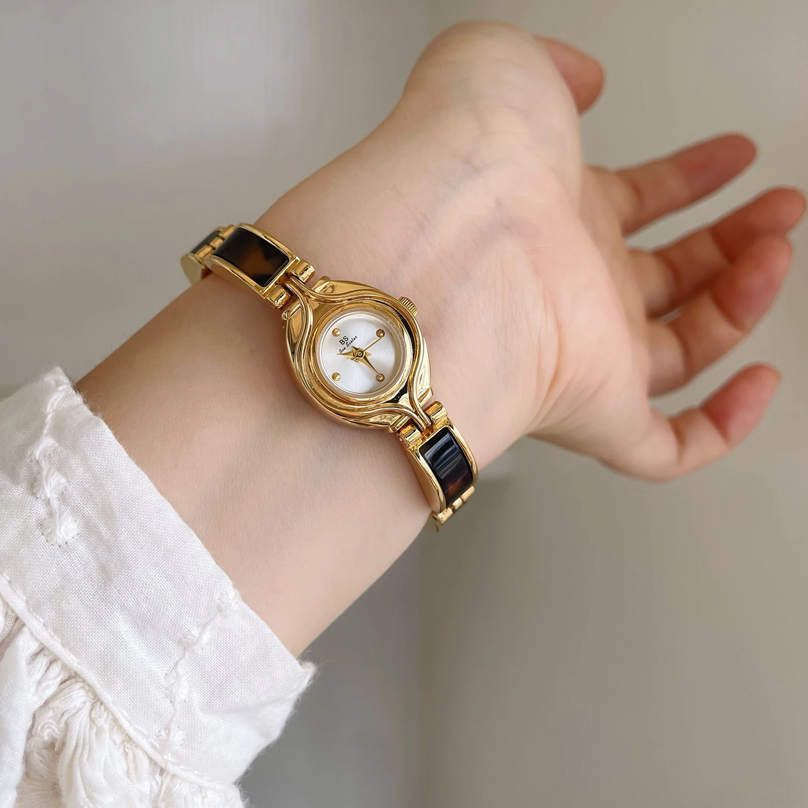 Retro-style amber mini dial bracelet watch for women, luxurious and high-value small gold watch, high-quality luxury wristwatch.