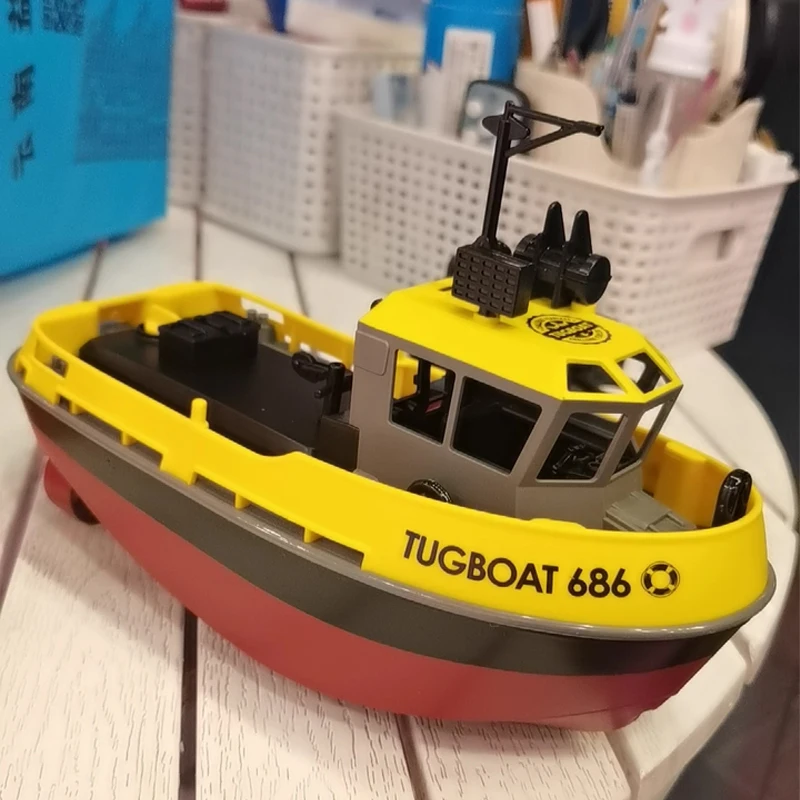 

Лодка с дистанционным управлением в масштабе 1:72, полная пропорция, имитация буксирной лодки, 686, двойной мотор, маленькая буксировочная лодка, зарядка детских игрушек