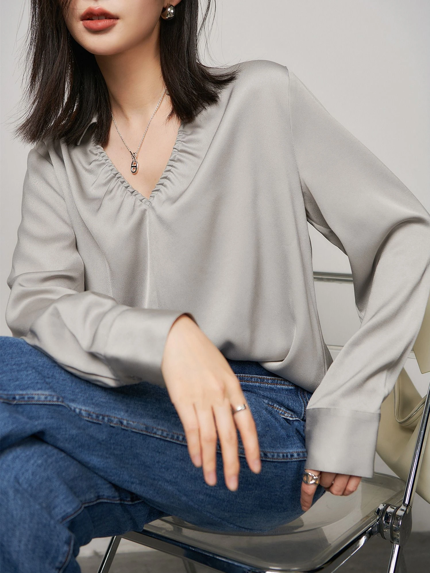 Camisa plisada de manga larga con cuello en V para primavera y otoño, camisa de satén con ácido acético, temperamento elegante, blusa de talla grande, moda coreana