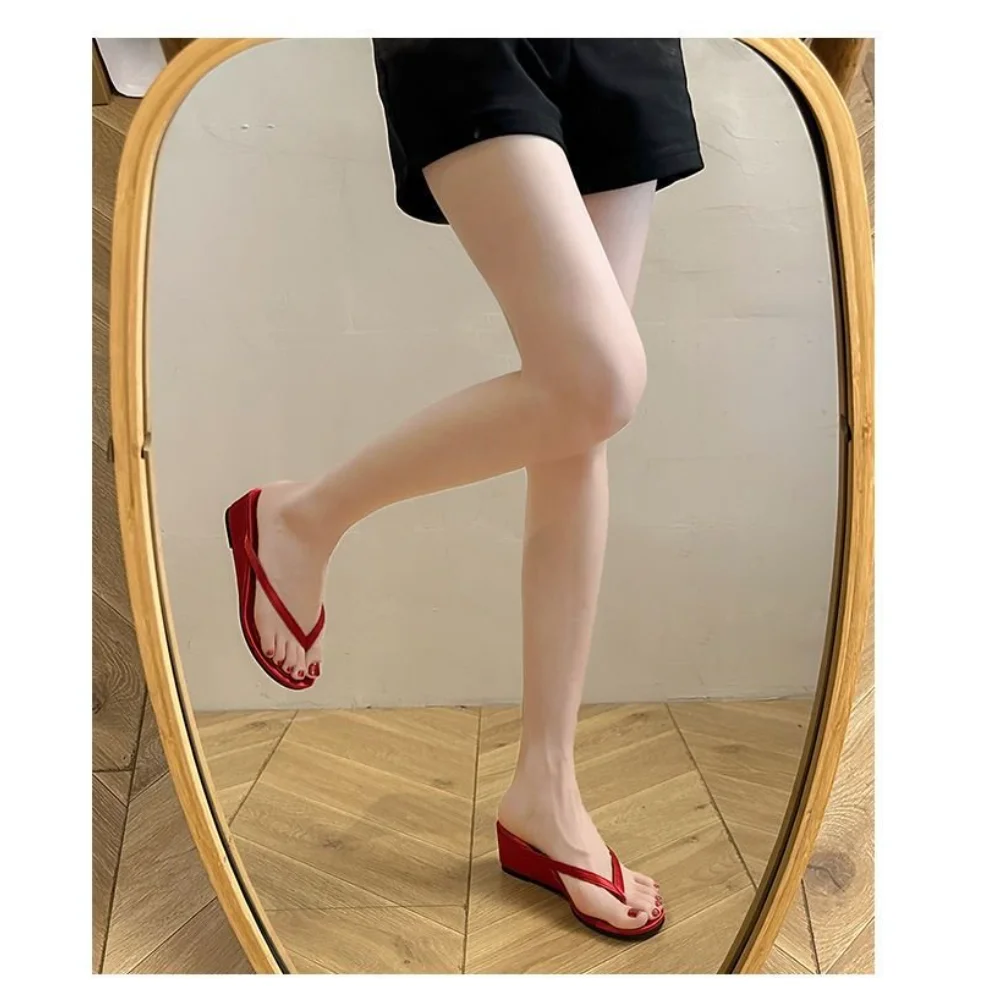 Damen Rote Wildleder Keilabsatz-Flip-Flops, Offene Zehenpartie Sommer-Slides, Bequemes Schuhwerk für Strandurlaub – Detail 9