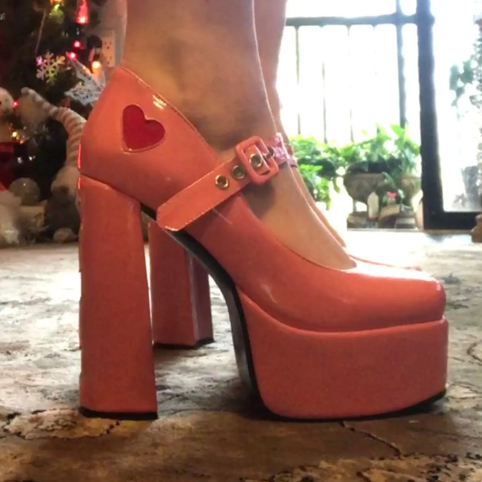 Zapatos de tacón alto con hebilla para mujer, calzado de diseñador de lujo con diseño de corazón de amor, Punk, grueso, rosa, fiesta de boda