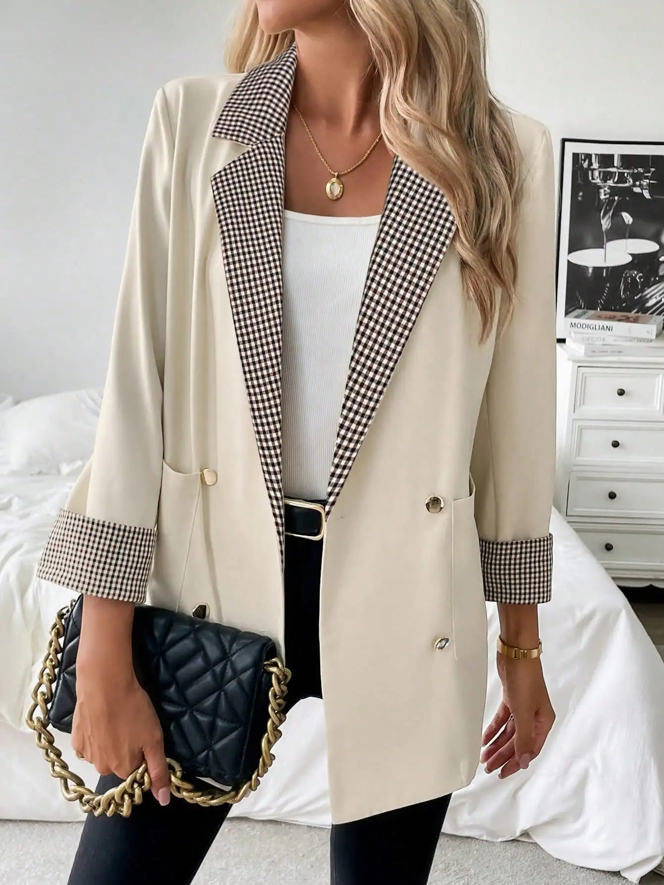 

Минималистичный бежевый пиджак в клетку с пэчворком, двубортный, с отворотами на манжетах, универсальный офисный вариант