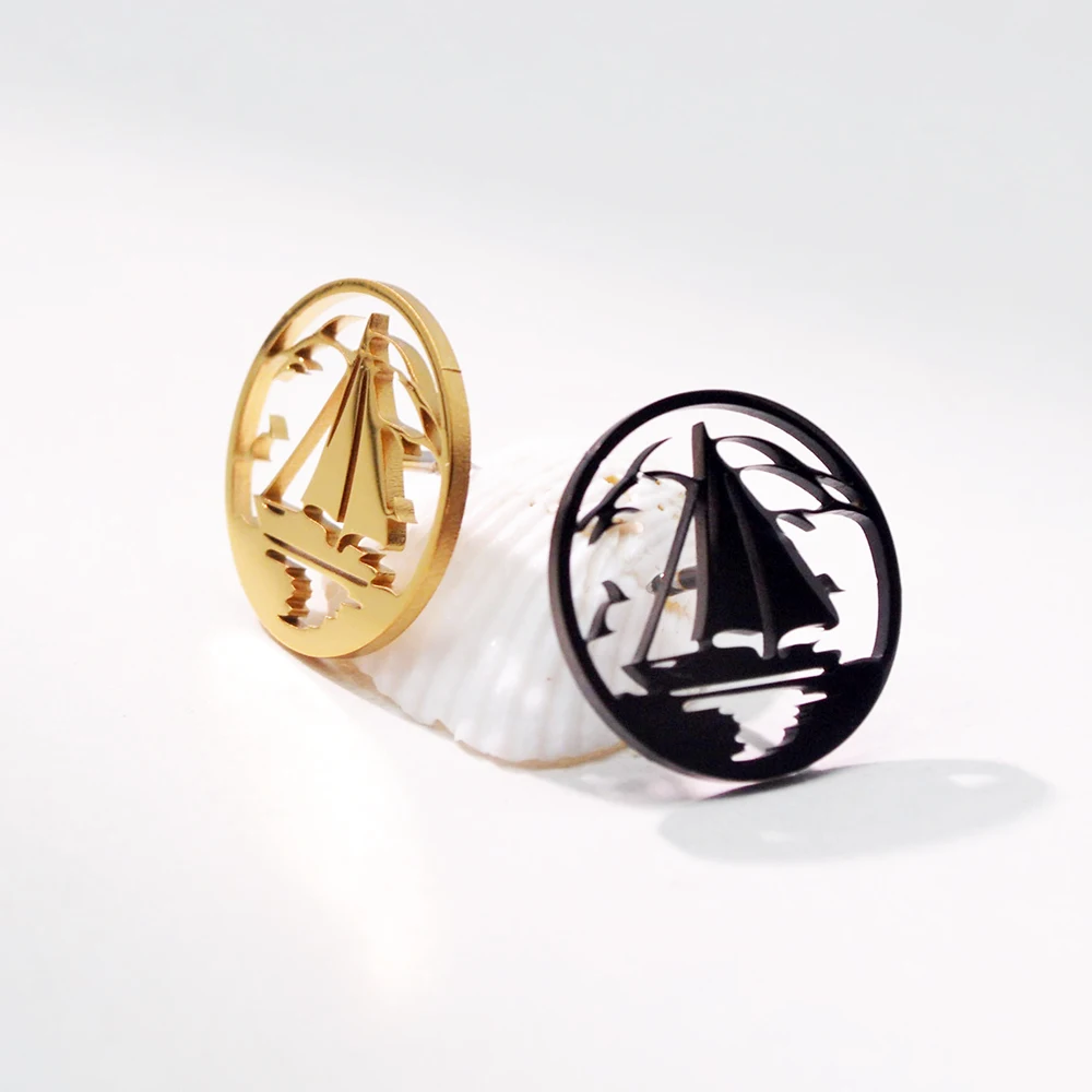 

Nautical Style Small Sailboat Brooch, Stainless Steel Round Nautical Badge, a Niche Accessory For Artistic Youth