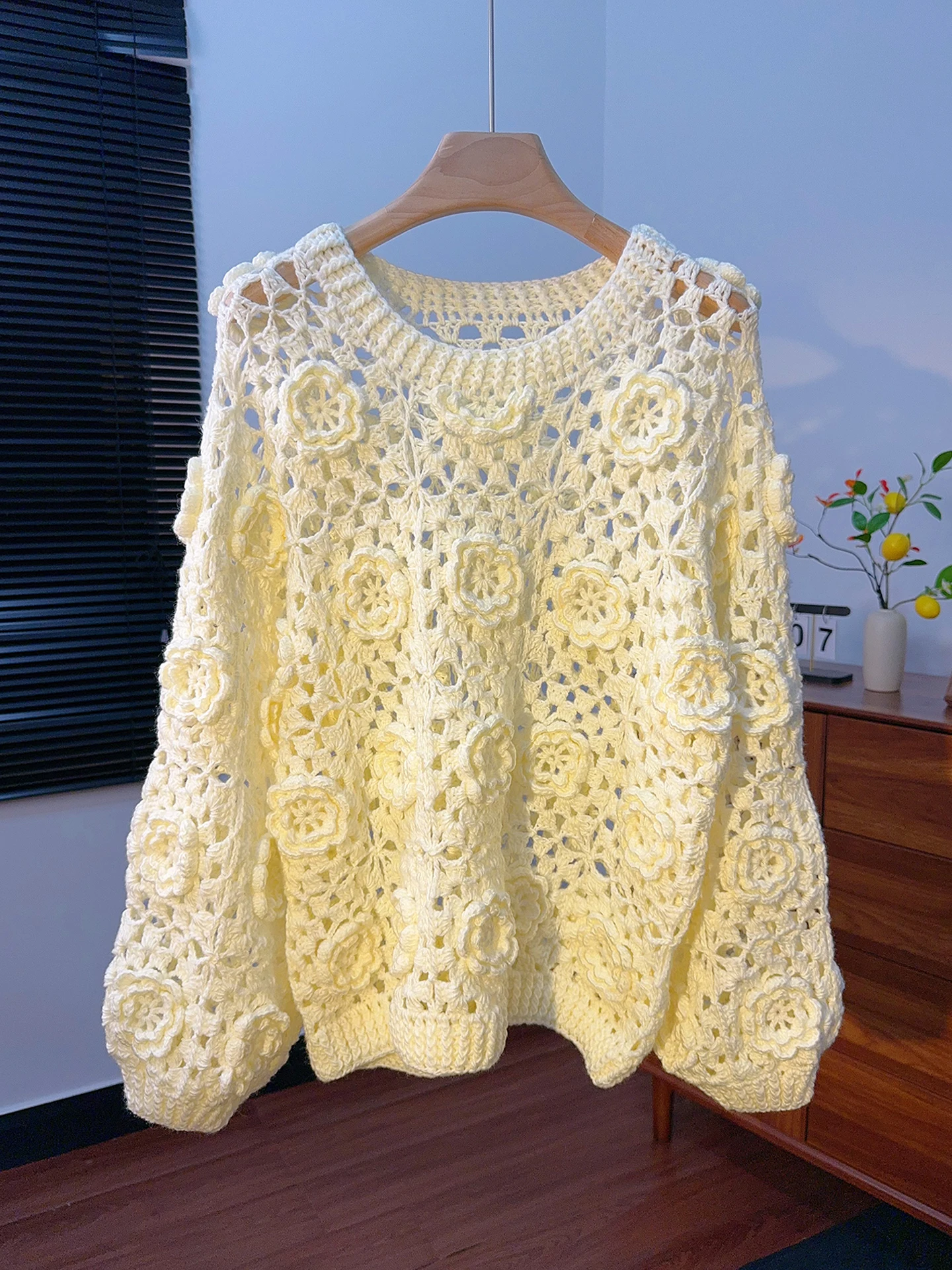 

Вязаный крючком свитер ручной работы с 3D цветком, полый вязаный свитер, круглый вырез с длинным рукавом, женский пуловер на весну, осень и зиму, свитер с цветком розы