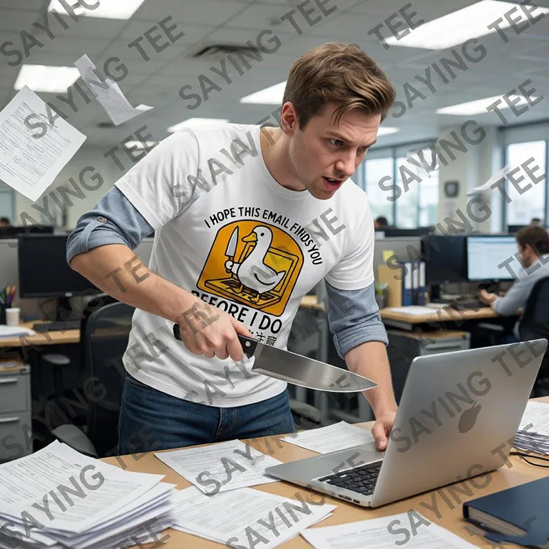 Ich hoffe, diese E-Mail findet dich vor mir, sonst werde ich es tun. Japanisches Gans-T-Shirt, Y2K-Arbeitsplatz-Witzespruch, Humor, Büro-Sarkasmus, Kleidung für Männer. – Detail 5