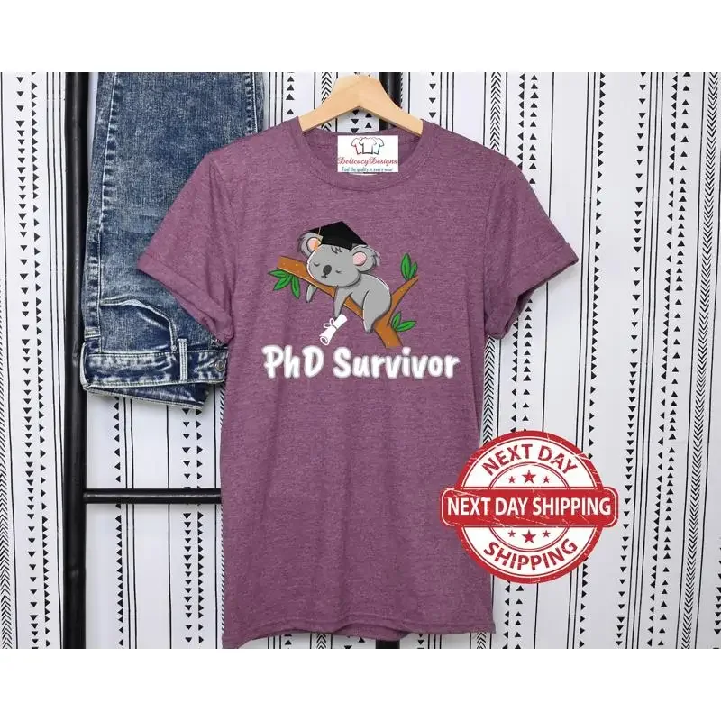 تي شيرت PhinisheD Survivor للطبيب في تخرج الخريجين في دكتوراه للطبيب المضحك الجديد #1