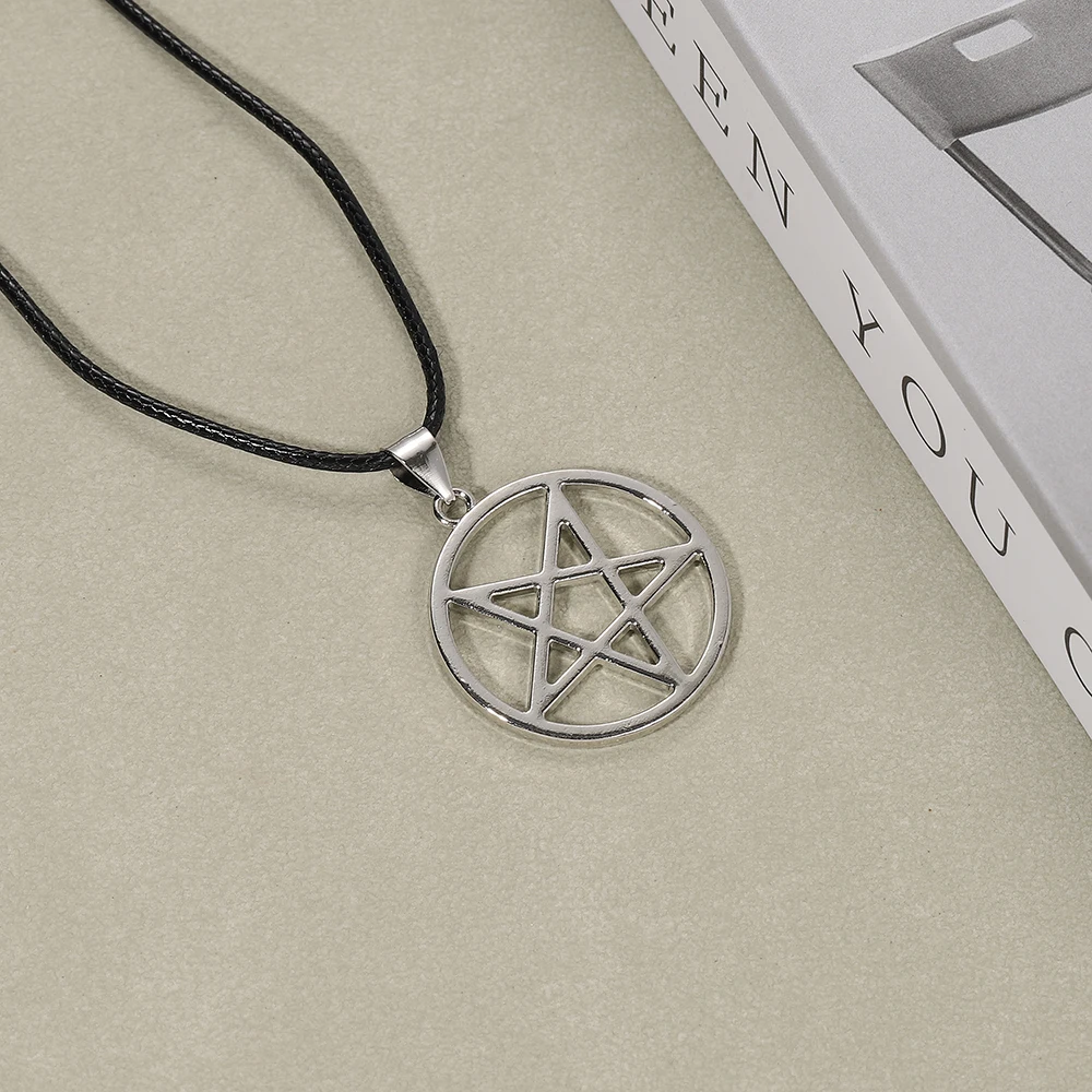 Halskette mit Hohlpentagramm-Anhänger im Gothic-Stil, mit schwarzem Wachsschnurband, verstellbar, für Herren und Damen, geometrisches Accessoire für den täglichen Gebrauch. – Detail 6