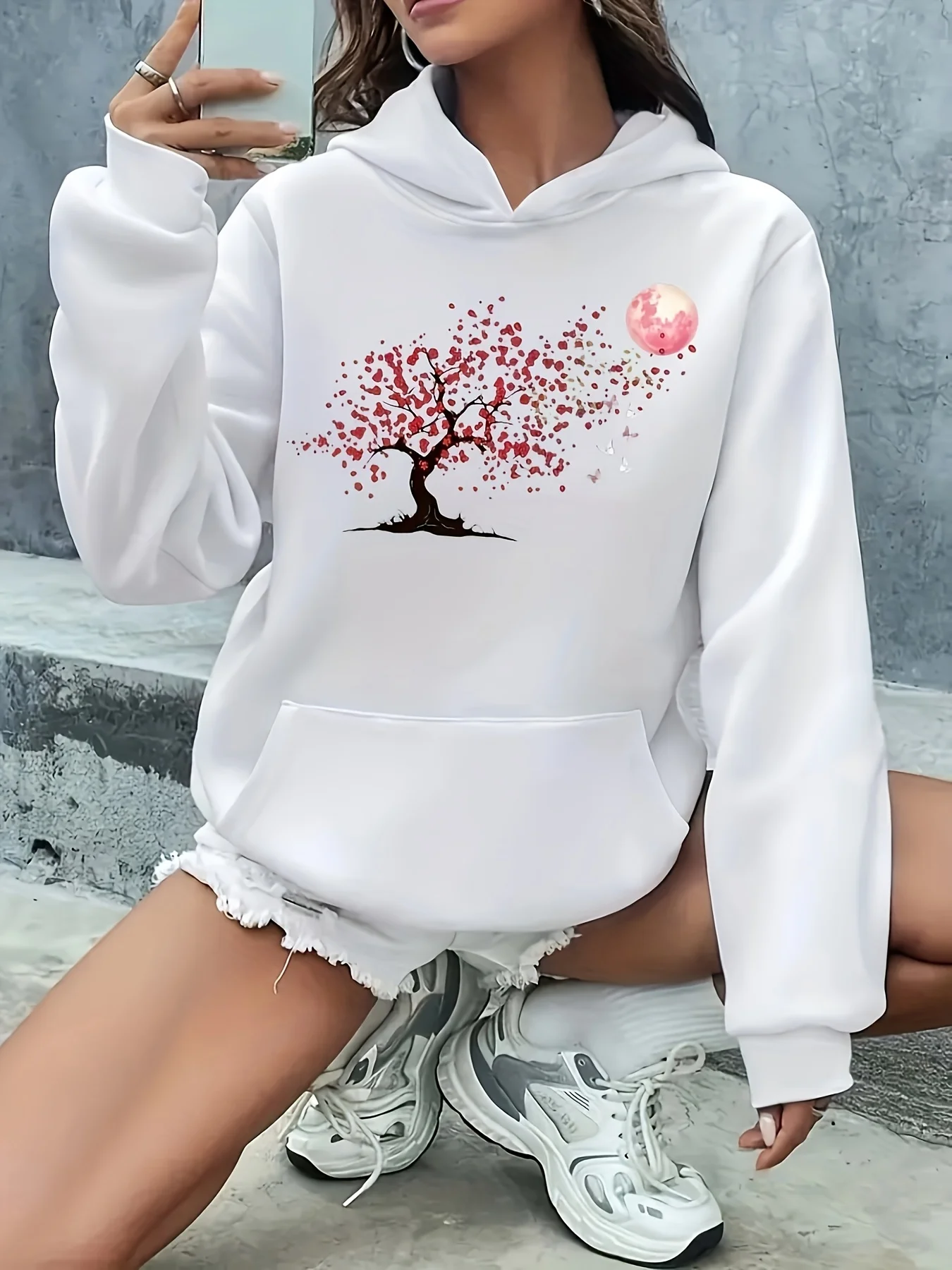 

Элегантная толстовка с принтом вишневого дерева — уютный пуловер с длинными рукавами и карманом-кенгуру