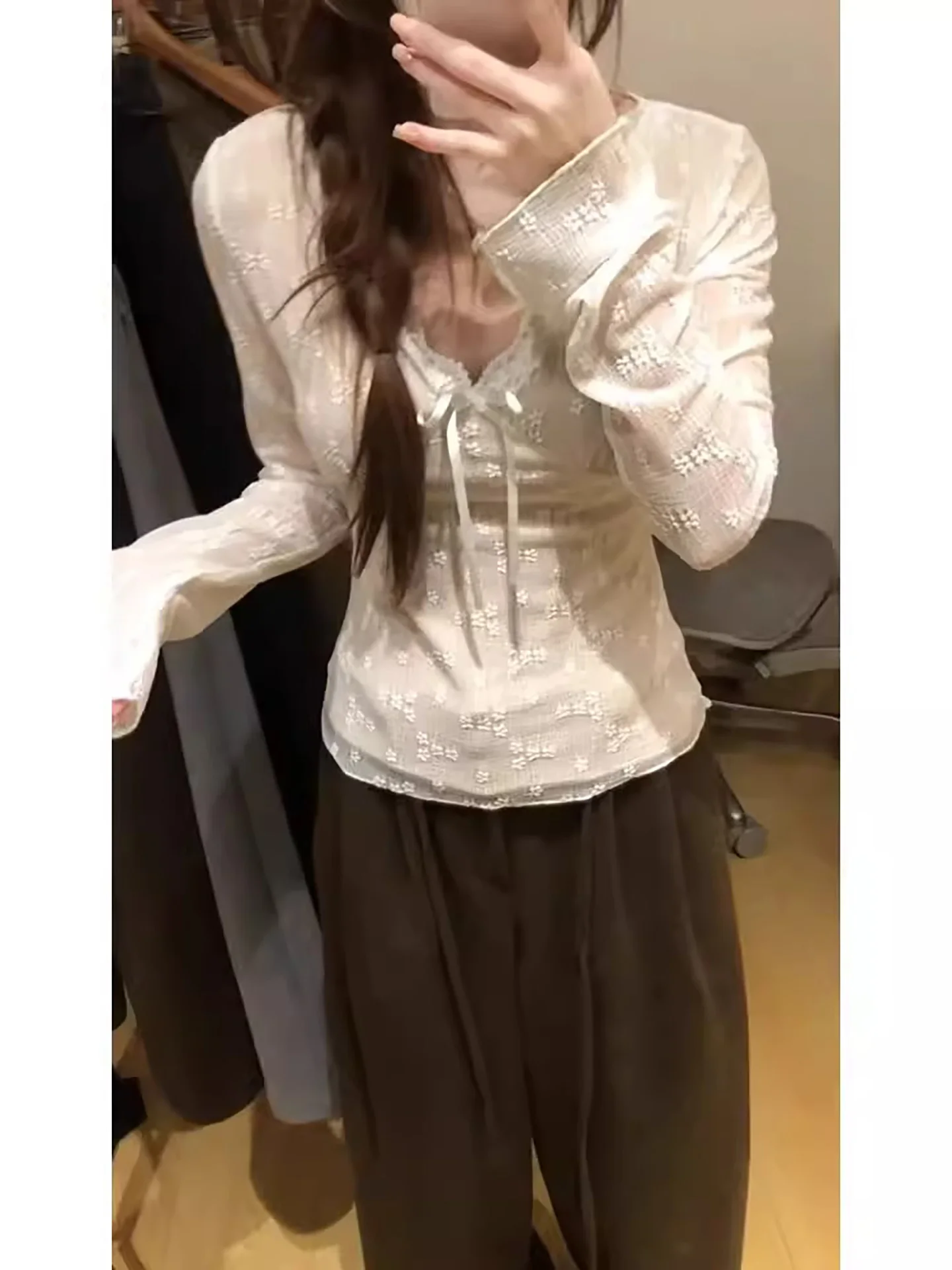 Top Único com Detalhes em Renda e Decote em V para Mulheres, Ajuste Slim para Outono e Inverno, Manga Longa Francesa