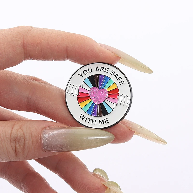 أنت آمن معي المينا دبوس LGBT فخر قوس قزح القلب دبابيس التلبيب على ظهره شارة مجوهرات هدايا للأصدقاء مثلي الجنس