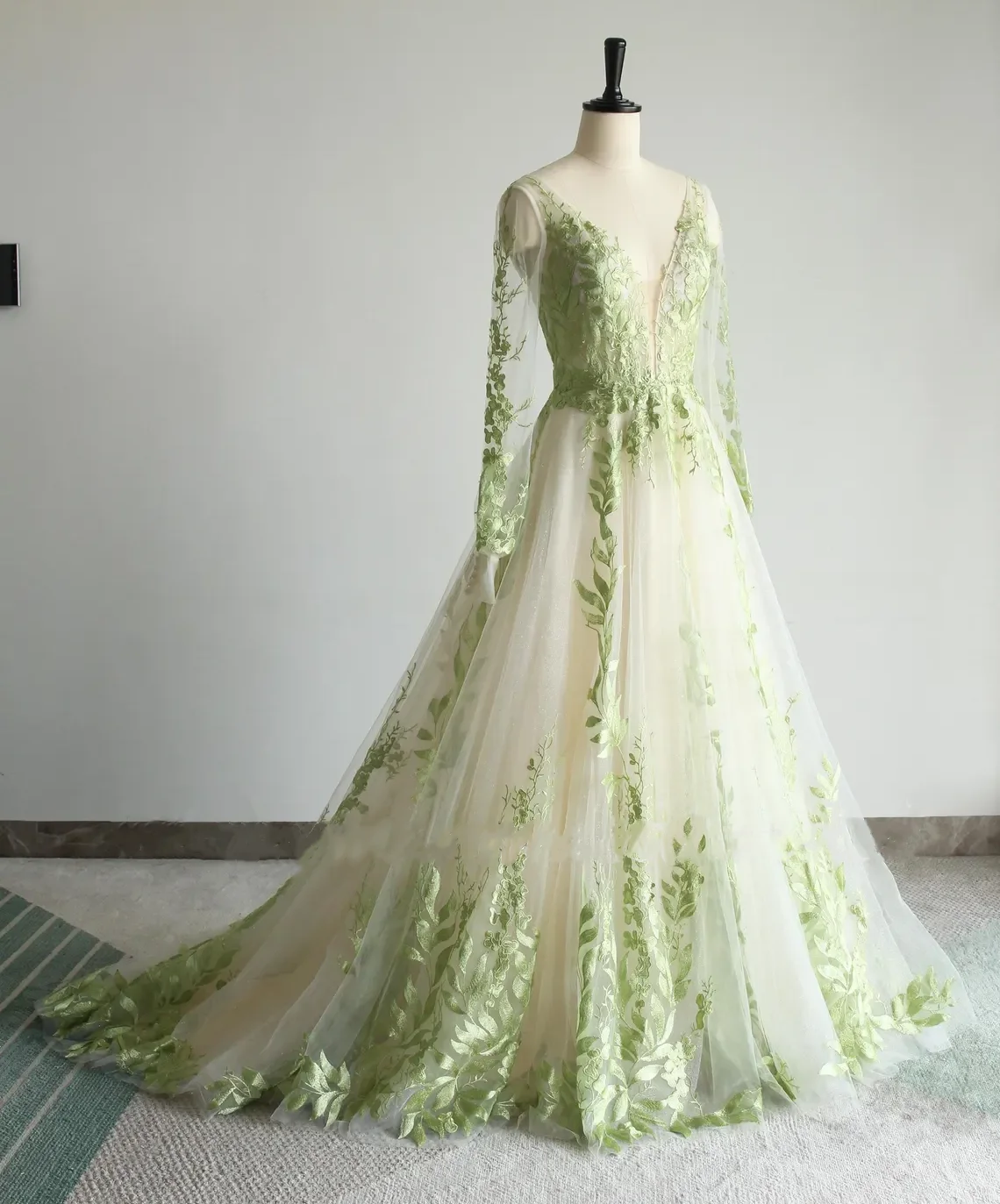 우아한 V 넥 신부 볼 드레스 맞춤형 라이트 그린 리프 수 놓은 웨딩 드레스 긴 소매 조끼 드레스 a 라인 신부 드레스