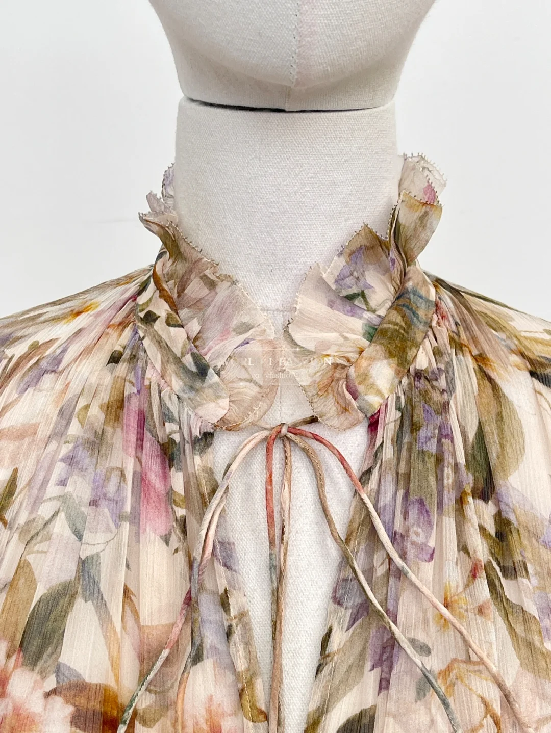 Różowa sukienka midi bez rękawów z falbankami i nadrukiem w kwiaty w stylu rokokowym, nowy wzór 2025