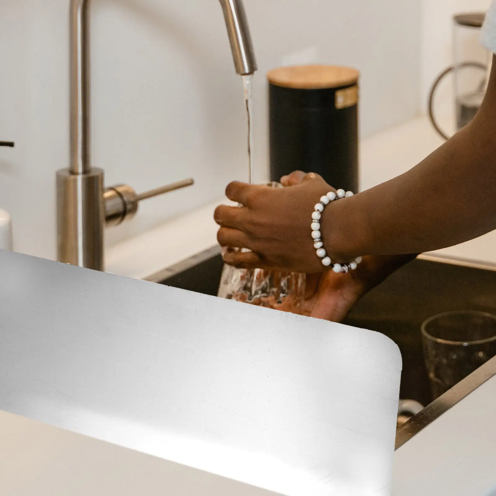 

2Pcs Sink Water Splashing-Proof Retaining Plate Heavy Duty Metal Anti-Splashing Guard Easy Install No Tools Required Kitchen