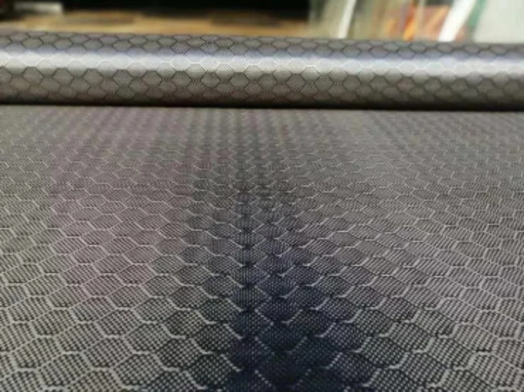 

Шестиугольная сотовая ткань из настоящего углеродного волокна 3K, 240 г/м2, футбольный узор, ширина 59 дюймов/150 см для покрытия капота автомобиля