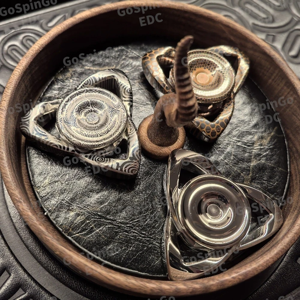 ฟิดเจ็ตสปินเนอร์ Bright Blood EDC String Sin Damasteel ของเล่นฟิดเจ็ตสำหรับผู้ใหญ่ ฟิดเจ็ตสปินเนอร์สามใบพัด ให้ความรู้สึกการใช้งานแบบไจโร
