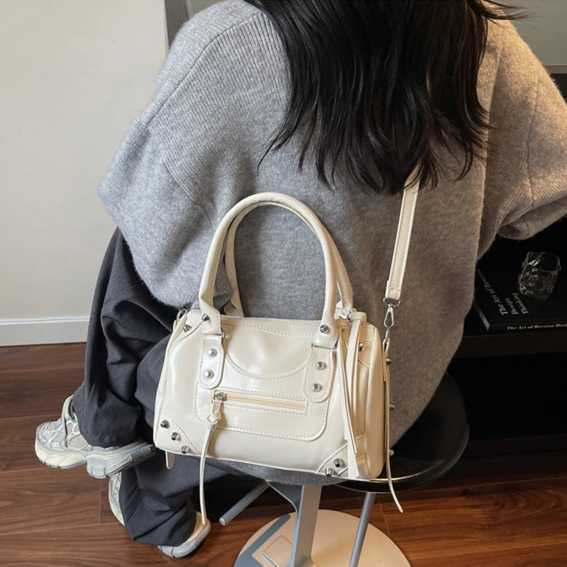 Modische Nieten-Handtasche mit großem Fassungsvermögen, europäische und amerikanische Bowling-Motorrad-Handtasche, Umhängetasche für Damen – Detail 7