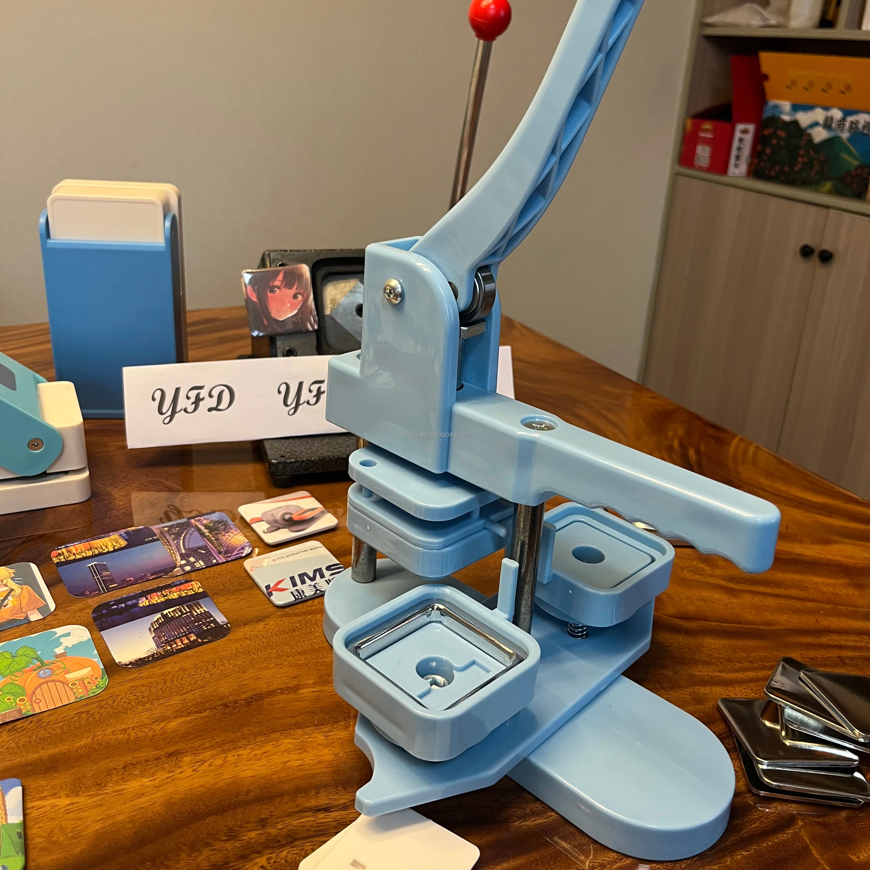 

The cheapest 50 * 50mm square 2 * 2 inch badge maker Plastic badge maker, refrigerator sticker