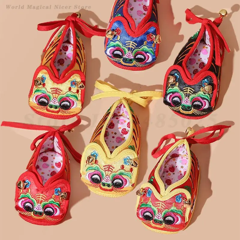 

Chinese Ancient Baby Shoes Children's Embroidery Tiger Head Shoes Retro Small Bell Traditional Newborn New Year Birthday Gift
