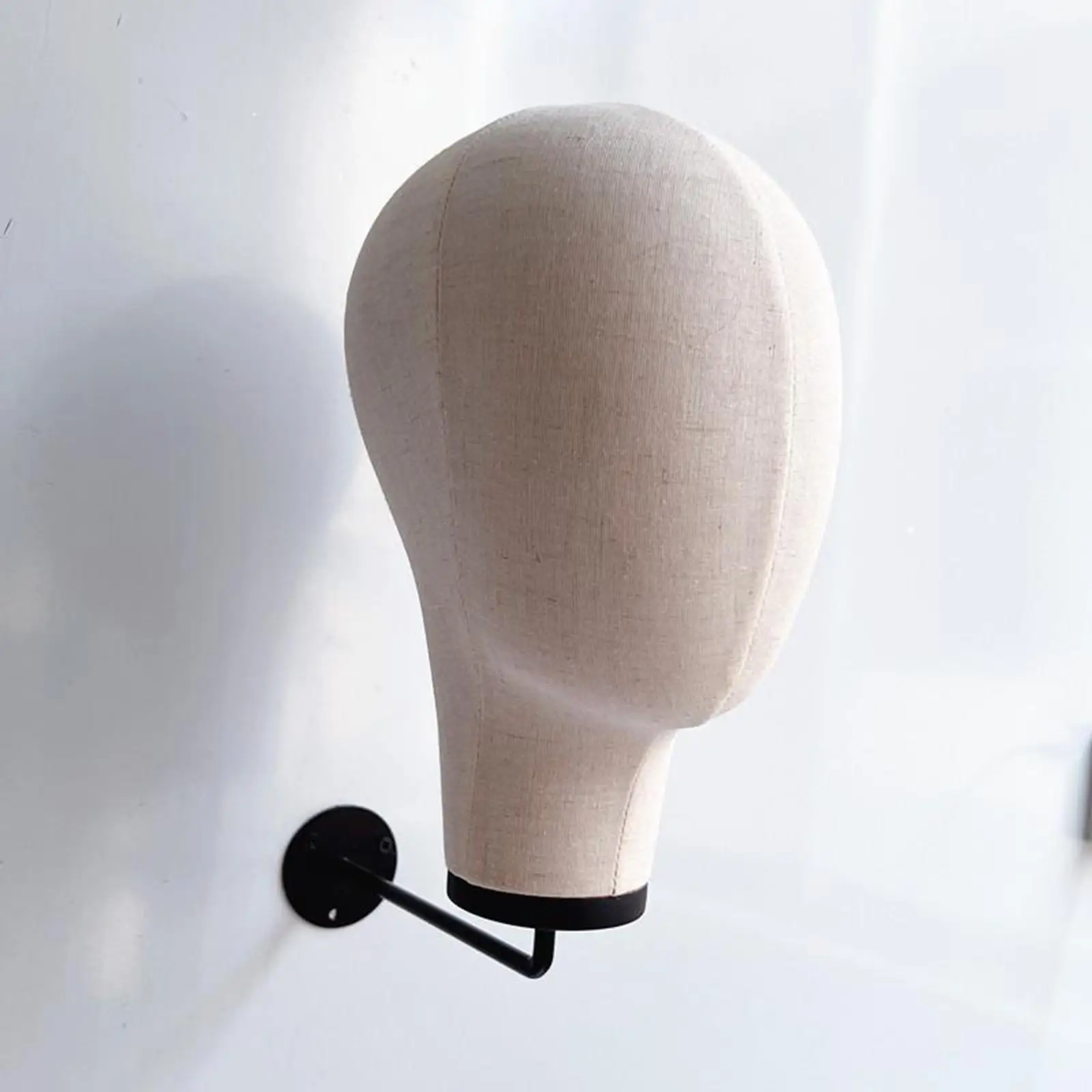 رأس عارضة أزياء مثبت على الحائط لقبعات الشعر المستعار للتدريب على تصفيف الشعر في صالونات التجميل