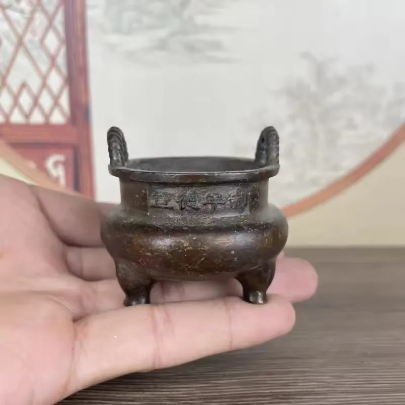 

Маленькая курильница Xuande с двумя ушками и тремя ногами, антикварная коллекция, ретро домашний декор, маленькая курильница из сплава, патины