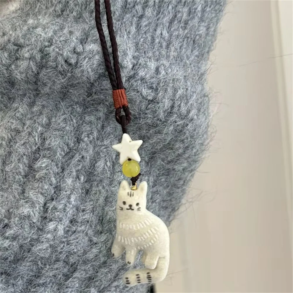Vintage-Kätzchen-Anhänger-Halskette, handgewebtes Seil, Nischendesign, süße Katzenperlen-Pulloverkette, modisches Accessoire für Damen, Geschenk – Detail 5