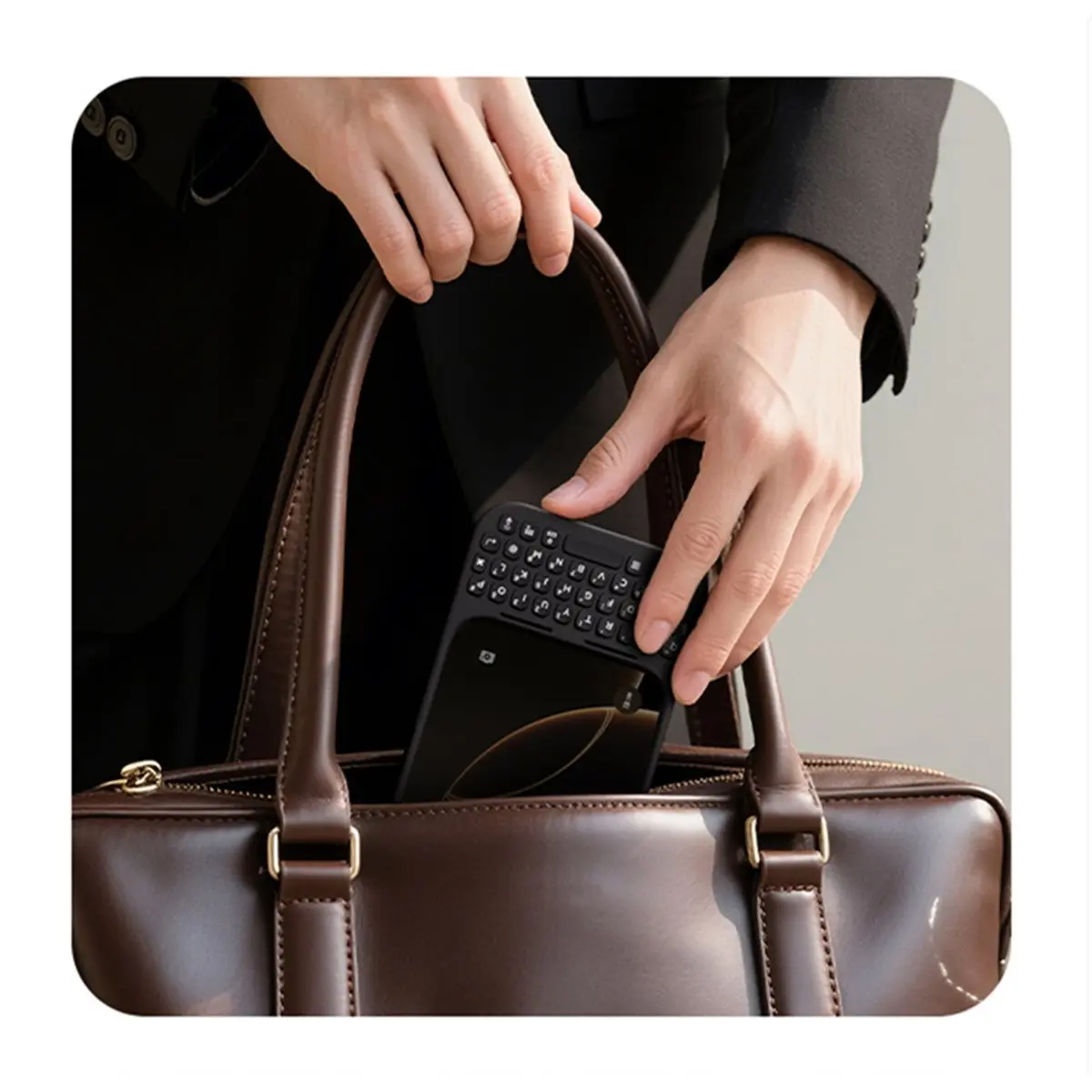 2026 New Mobile Keyboard for 17 Pro Max Plug Play Backlit Key Controlled Page Flipping Protective Phone Case Black