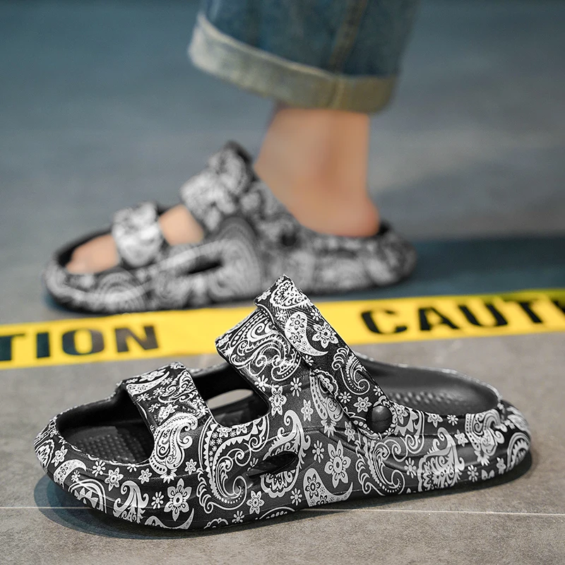

A Pair of Men's New Clogs, Summer New Wear-Resistant, Non-Slip Sports Beach Shoes, Soft-Soled Comfortable Men's Shoes