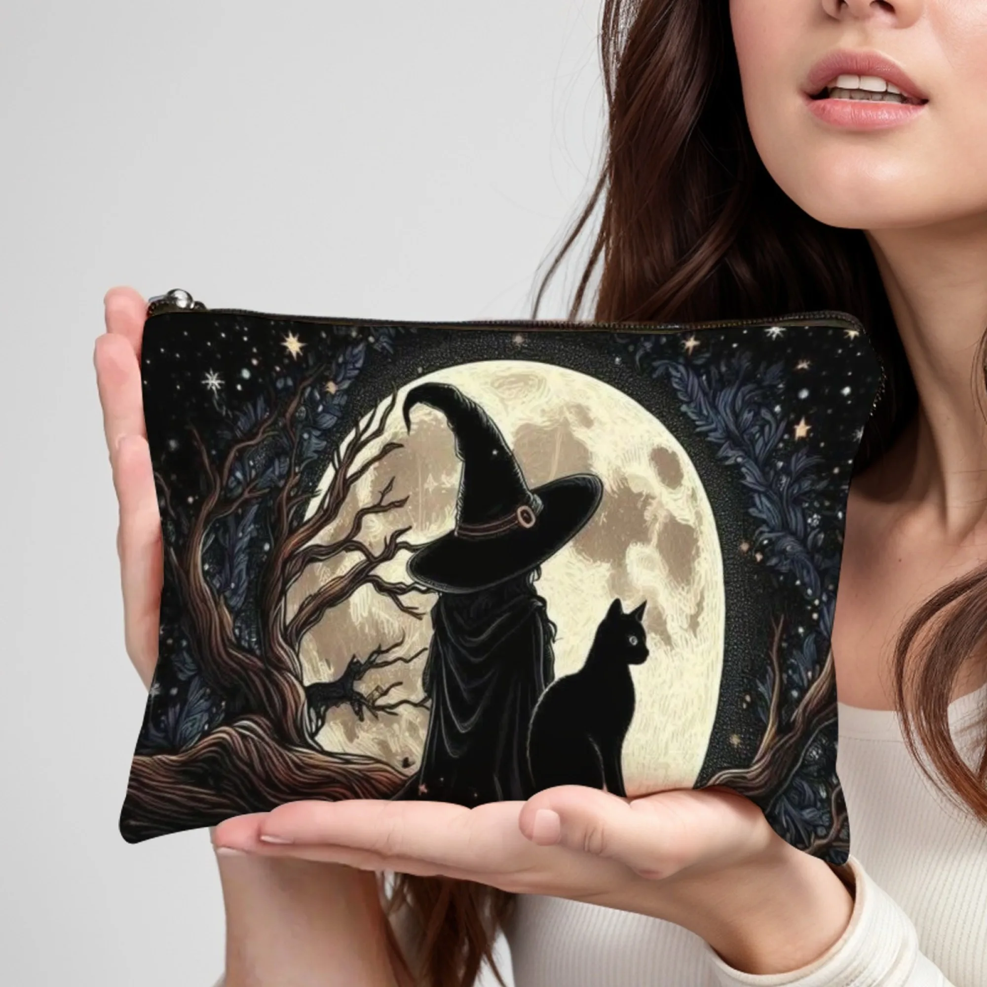 حقيبة مستحضرات التجميل الأنيقة للهالوين والساحرة والقطة السوداء، خلفية شجرة مضاءة القمر - ملحقات سفر لمتابعي النمط القوطي